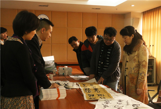 庞老师对best365书法社作品进行点评 (2).jpg