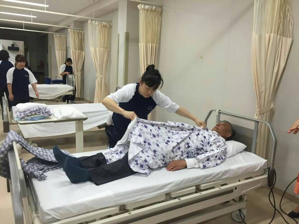 5.best365刁德霖老师亲自体验护理专业流程.jpg
