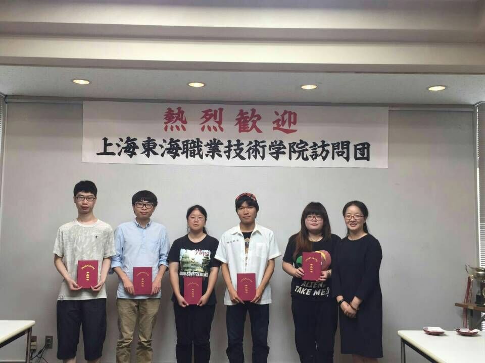 校长助理郁萍老师为留学生颁发best365毕业证书.jpg