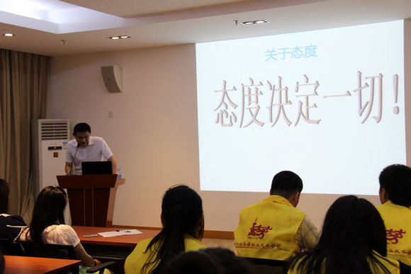 1.图为何曌老师作“如何做一名合格的学生干部”主题报告.JPG