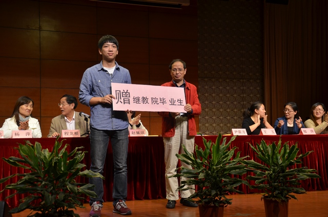 学校向毕业生赠送纪念品.JPG