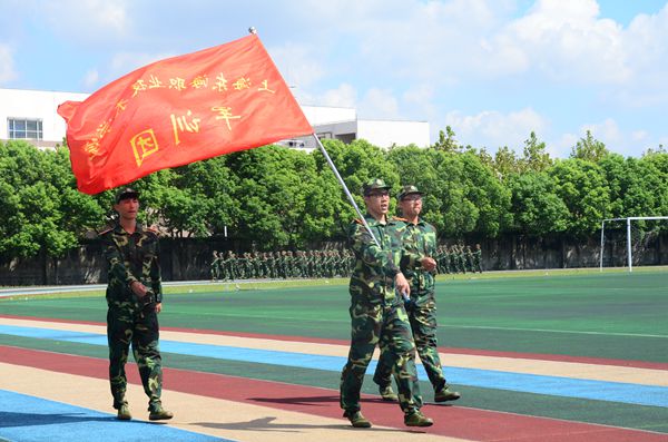 15个军训团方阵通过主席台接受检阅.jpg