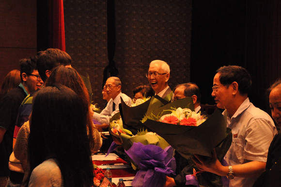 16.毕业生向与会老师献花.JPG