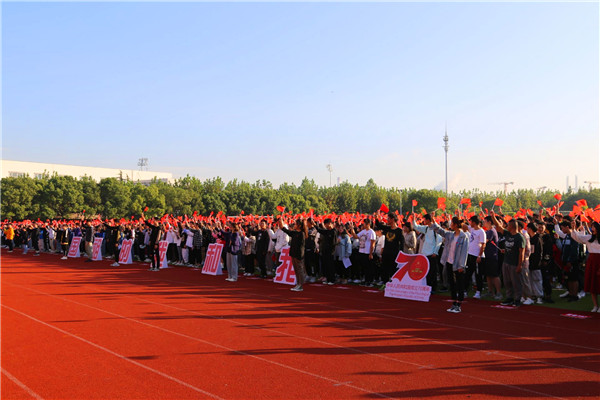 全体师生唱响国歌.jpg