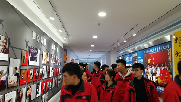 12月11日上海市奉贤中等专业学校师生参观航空学院实训中心.jpg