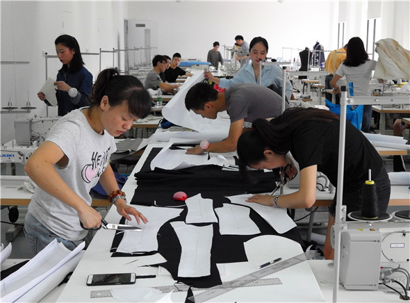 学生在实训室_副本.jpg