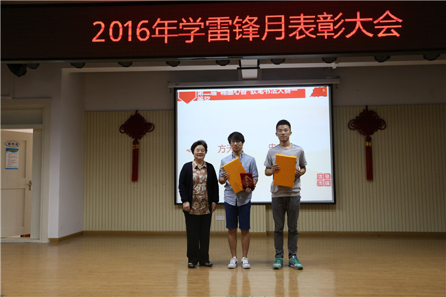 赵书记与获奖同学合影.jpg