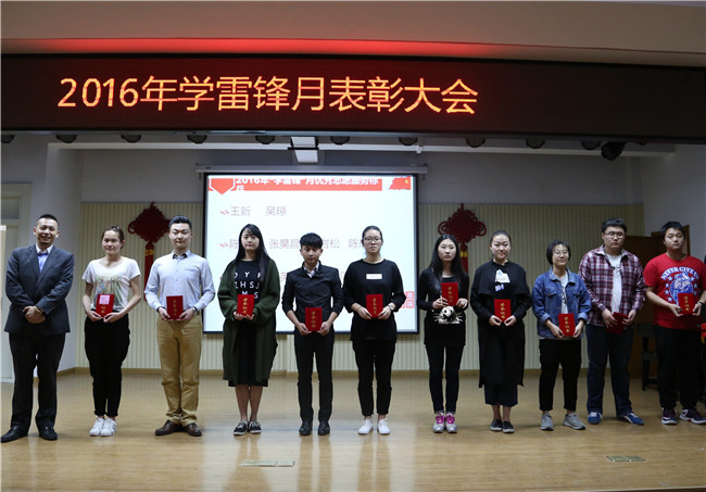 彭老师与获奖同学合影.jpg