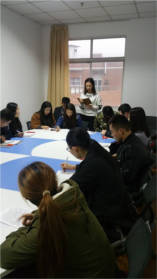 图片2学员小组讨论_副本.jpg