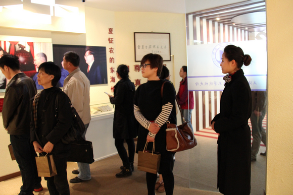 6.各校与会人员参观校史馆.JPG