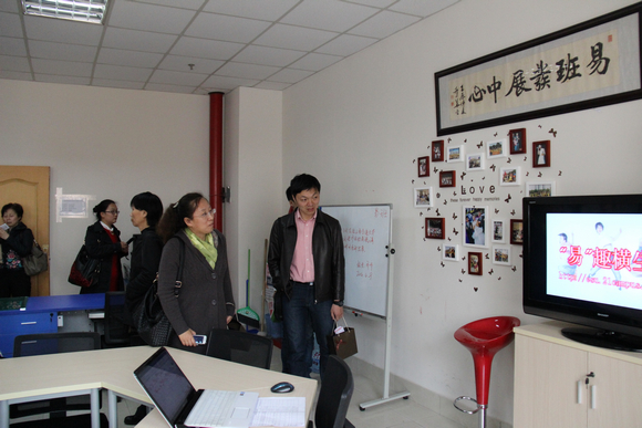 5.与会人员参观best365易班发展中心.JPG