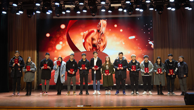 王玉老师颁奖.jpg