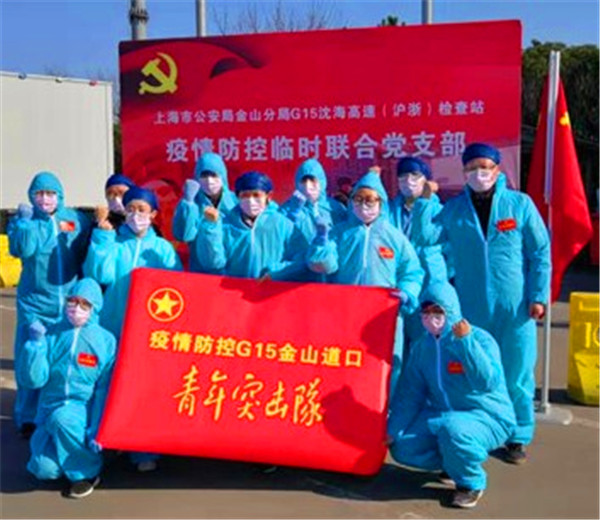 祝晓菲(左四)与同事-修改.jpg