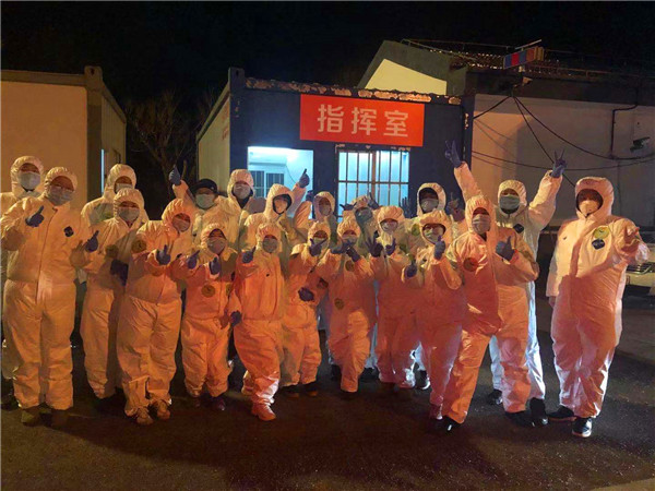朱犇昱(第二排左五)与同事.jpg
