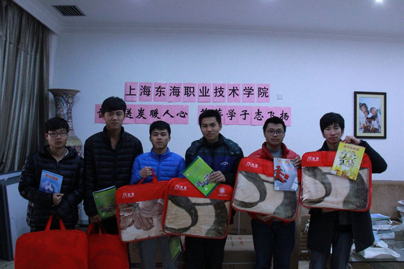 4.家庭经济困难学生集中领取御寒物品.jpg