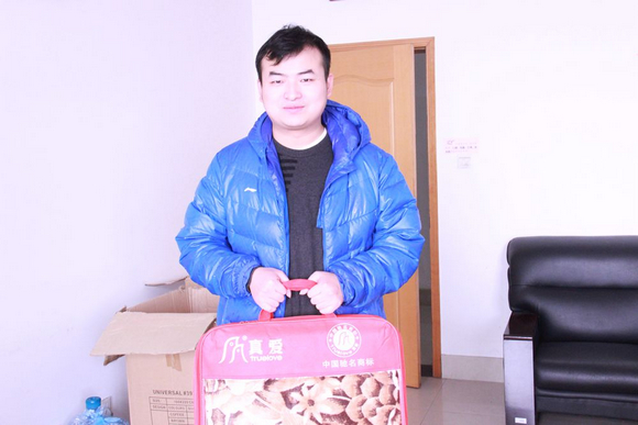 6.5.学校为辅导员发放御寒物品.jpg