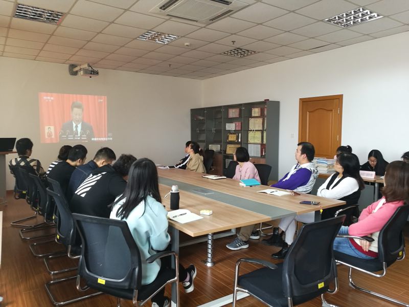 商学院会议室.jpg