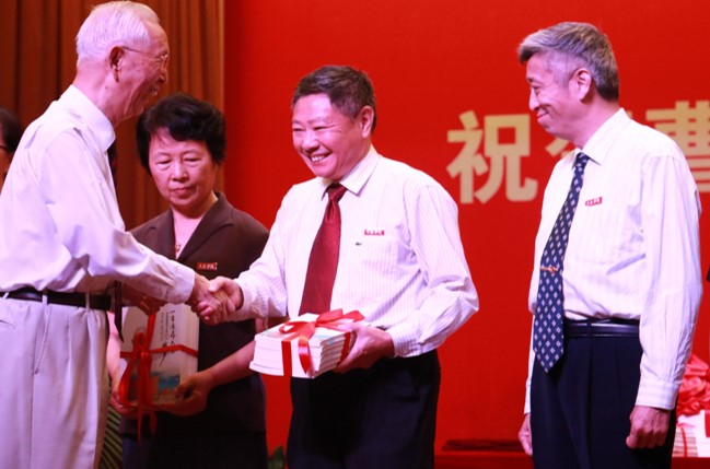 赠书仪式.jpg