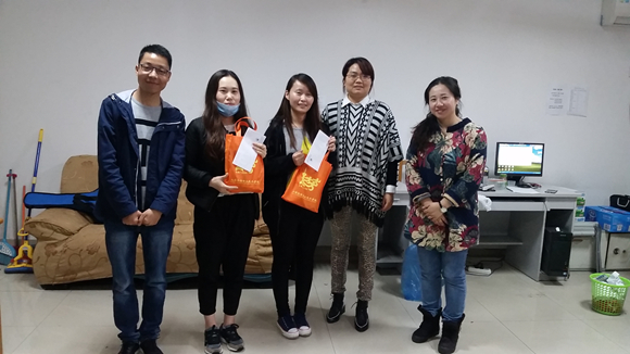 2016年春季学期家庭经济特殊困难学生发放补助(商学院杨凤梅、李欣欣).jpg