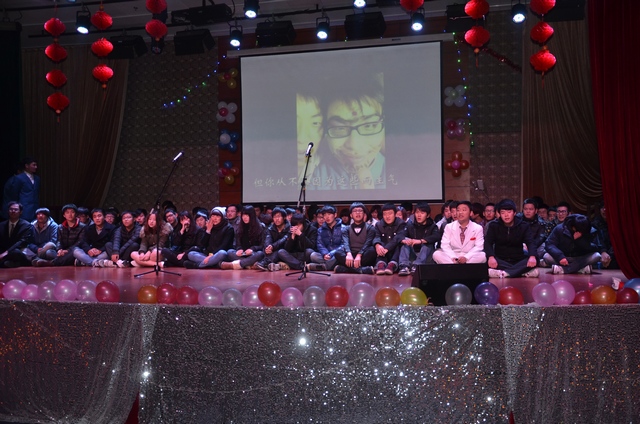 桂健老师的学生席地而坐,含泪吟唱《再见》.JPG