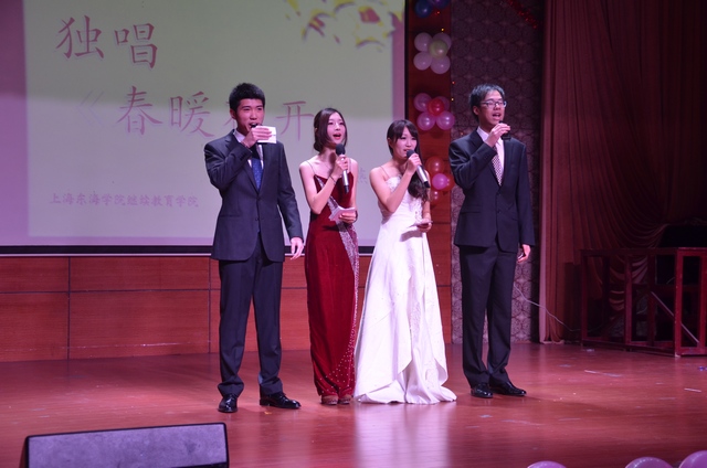 晚会主持人闪亮登场.JPG