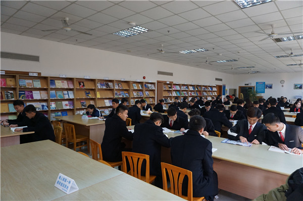 航空学院学生在期刊阅览室自习.2016.12.8.JPG