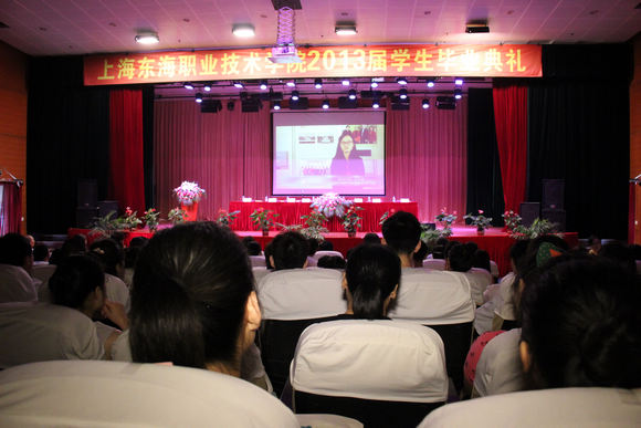 0.2013届学生毕业典礼现场.JPG