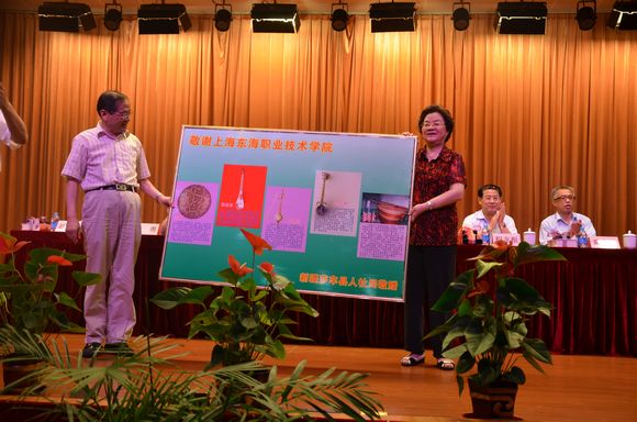 新疆班学员给学校赠送礼物22.jpg