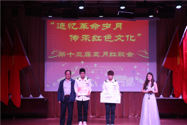 喻家琪老师与获奖院系代表合影合影.jpg