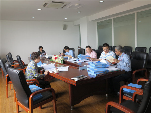 以赵佩琪书记为组长的检查组在查阅报关和会计专业建设的验收材料.jpg