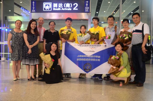 2校领导亲临火车站迎接报关国赛参赛选手凯旋归来20140628.jpg