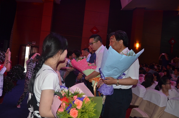 8.毕业生向老师献花.JPG