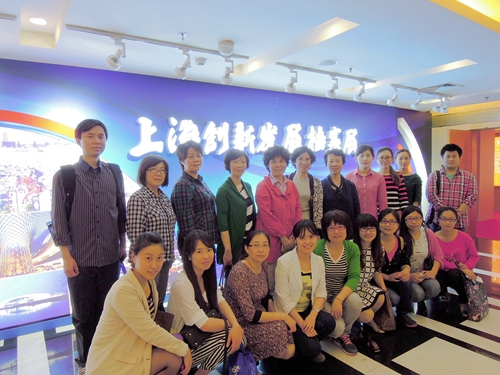 参观人员合影.jpg
