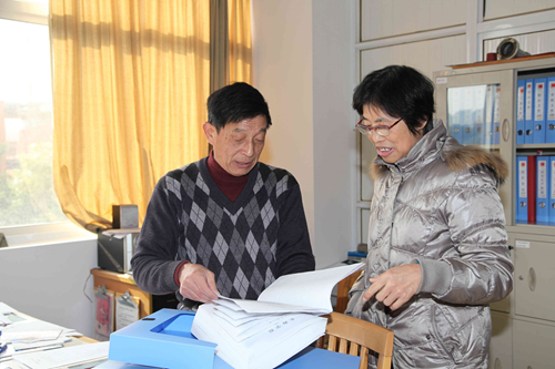 保卫处兼职档案员在介绍归档情况.jpg