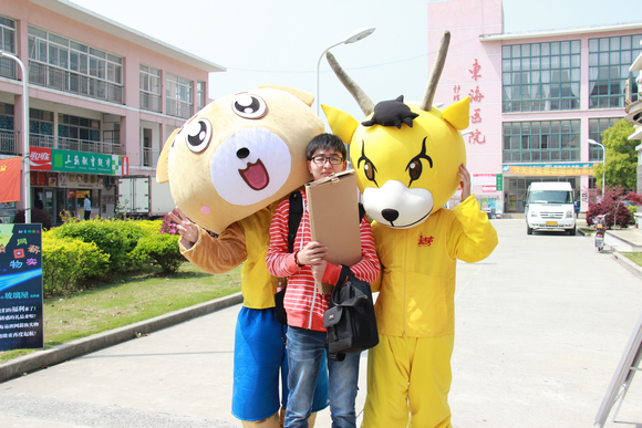 6.换购到精美礼品的学生与吉祥物留影.JPG