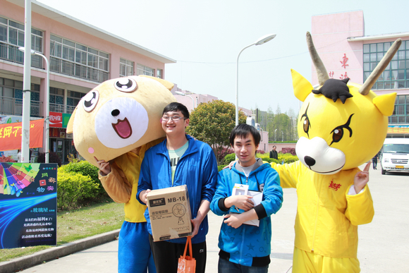 7.换购到精美礼品的学生与吉祥物留影.JPG